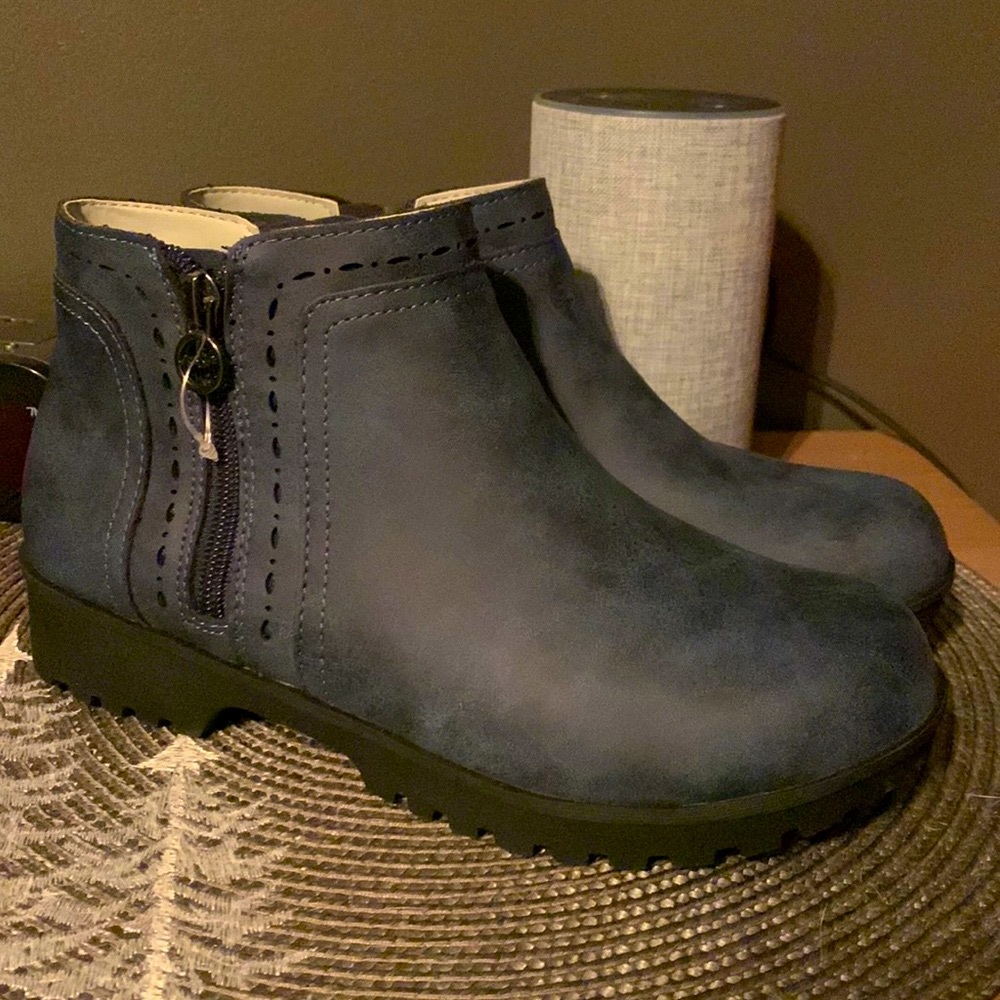 short blue zip up boots 🥾 new size 6.